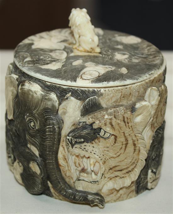 A Japanese ivory box and cover, early 20th century, 8.5cm